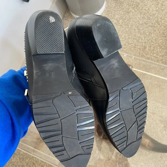 Inspired black boots w gold hardware - Picture 5 of 6